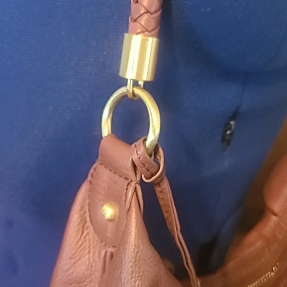 Johnston & Murphy leather shoulder bag. Pebbled leather in EUC. (#1028)